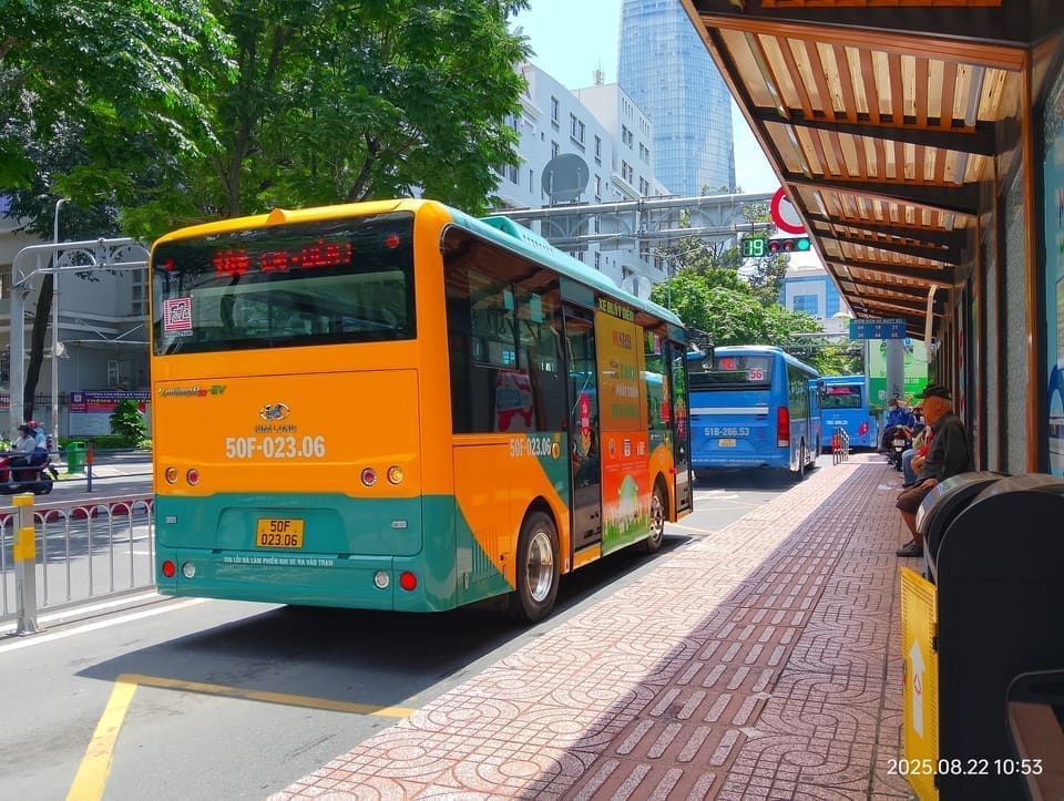 Xe buýt 2 tầng ngắm phố thị