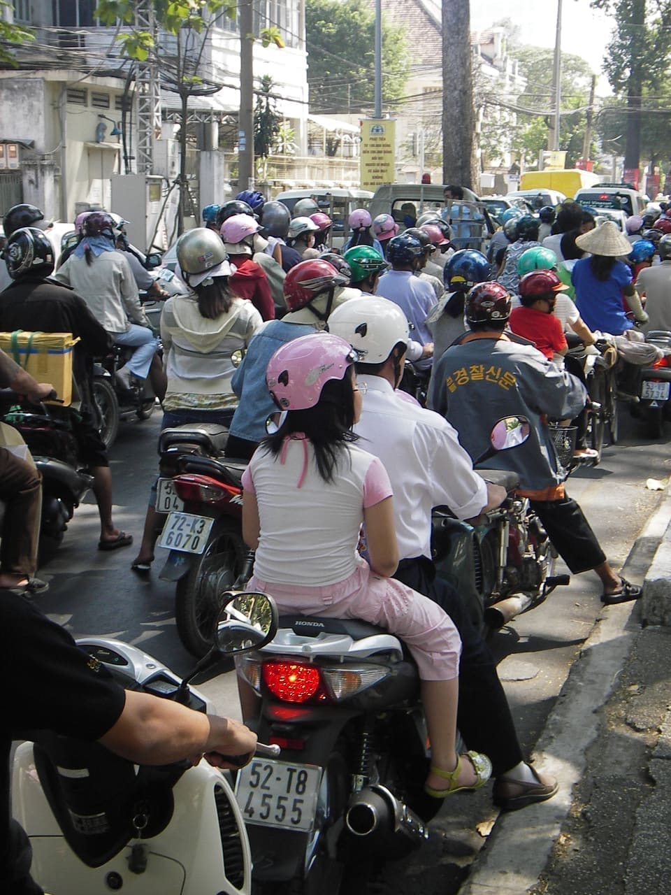 Đi xe máy khám phá thành phố